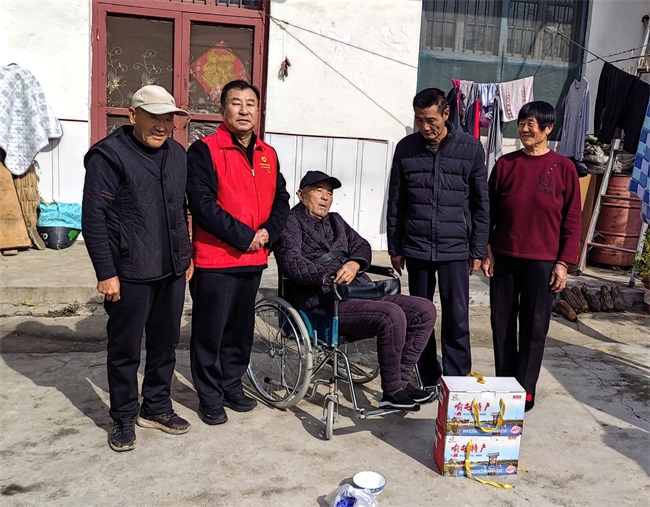 九九重阳 孝亲敬老 市派驻村第一书记为孤寡及困难老人送温暖