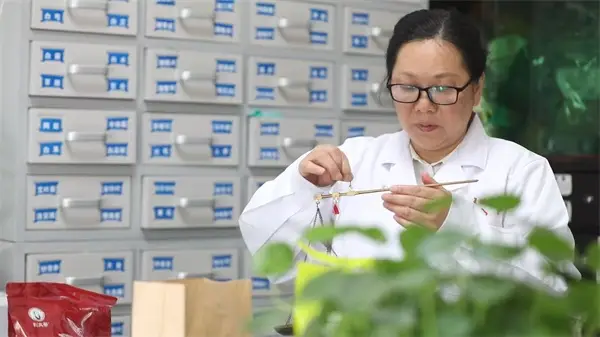 厉害了！通江这位女中医，治疗疑难病有一手！