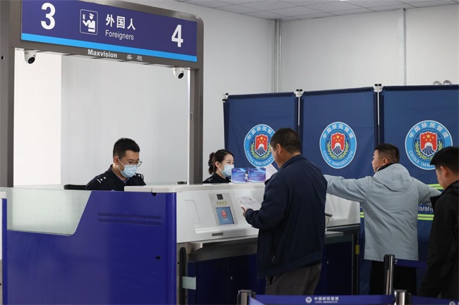 吐尔尕特出入境边防检查站推动吐尔尕特和别迭里口岸中国籍备案驾驶员工“免加盖验讫章”便利措施落地见效