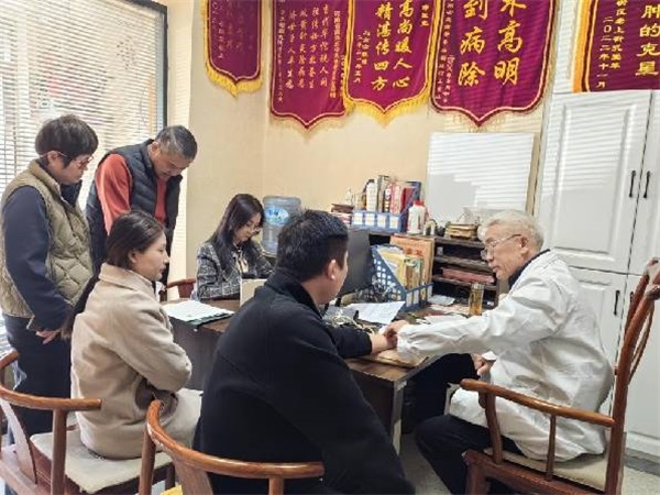 《失眠、胃病总是反复还是非得西药？看申长龙如何用“中药炮弹”精准截击病灶 》